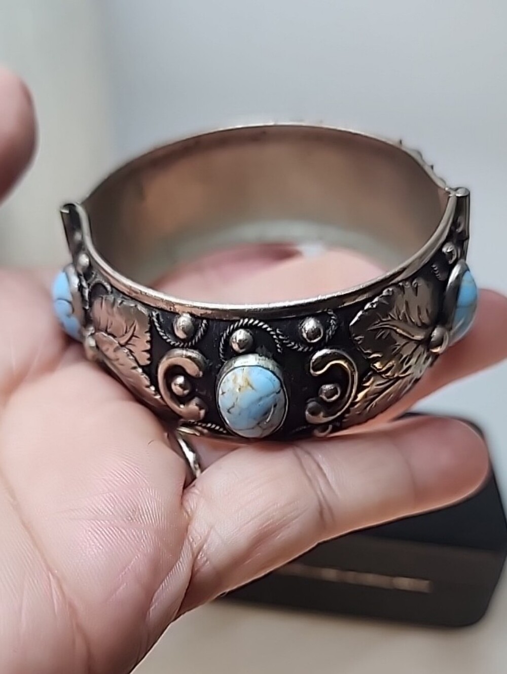 Vintage Cuff Bracelet W/Turquoise Cabochons & Silver Embossed Leafs - Picture 6 of 10